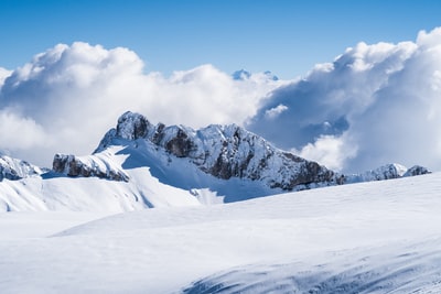 冰雪覆盖下的山蓝天白天
